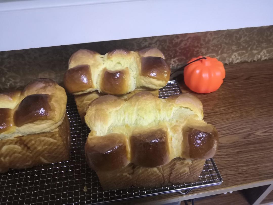 超级浓郁柔软的布里欧修吐司