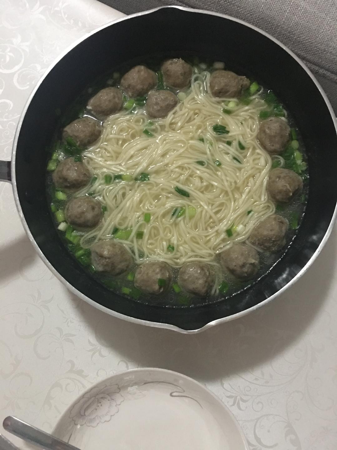 牛肉丸煮面条的做法