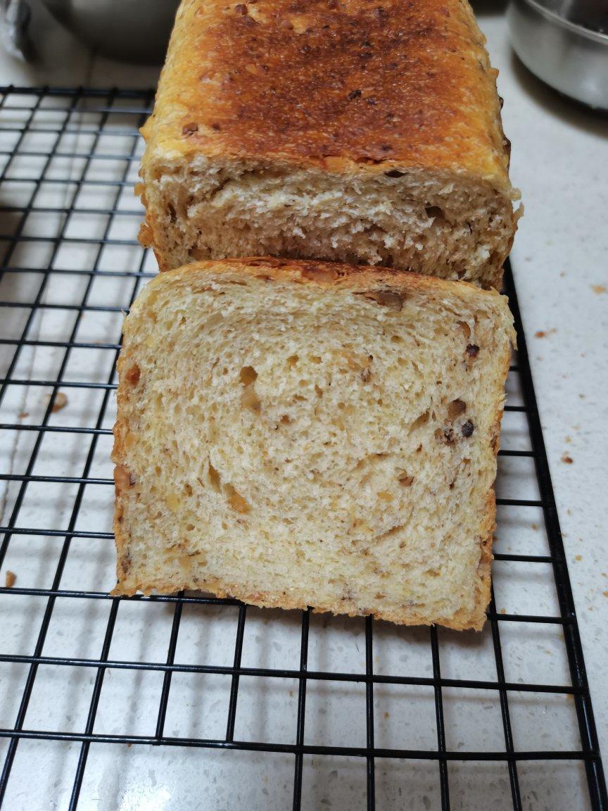 高纤低脂的全麦核桃吐司