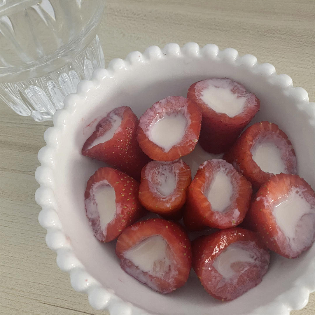 神仙草莓炼奶冰淇淋