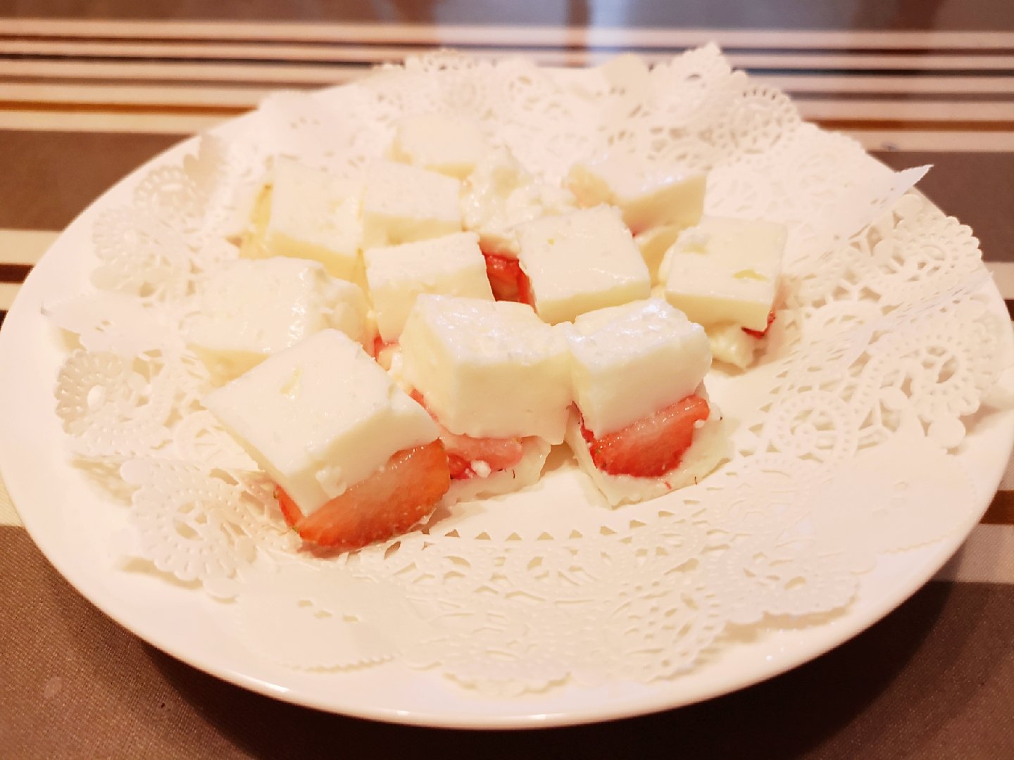 草莓牛奶小方