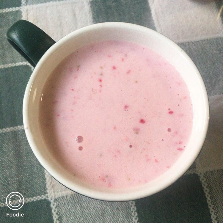 草莓季 来一杯草莓奶昔吧