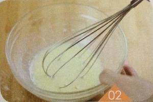 香草牛奶麦芬（摘自君之的10分钟蛋糕）的做法 步骤2