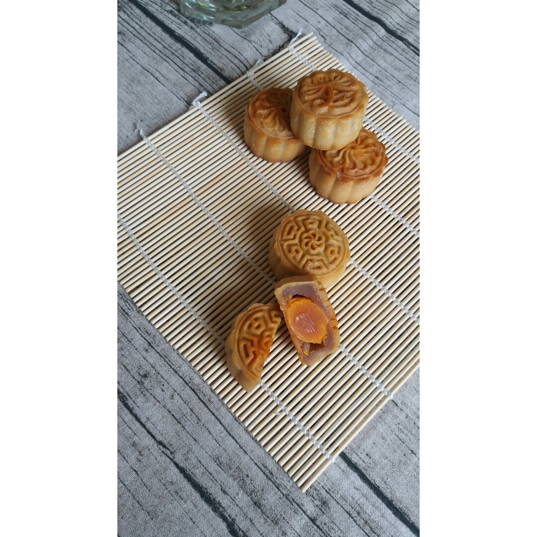 广式月饼—蛋黄莲蓉月饼