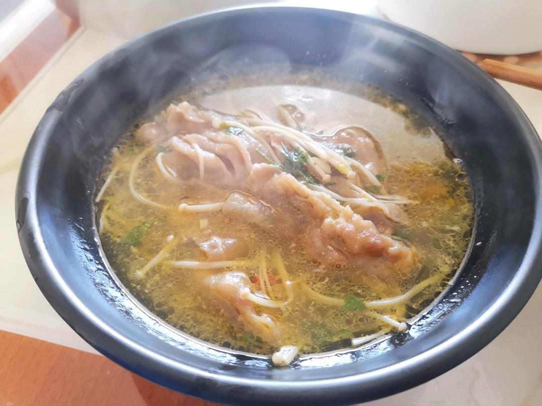 酸汤金针菇肥牛卷