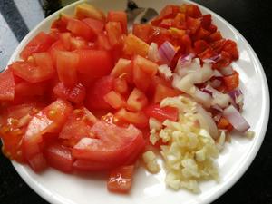 番茄鸡肉焖饭的做法 步骤1