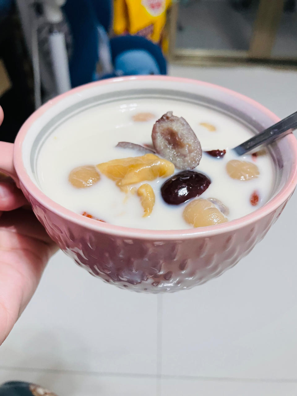 非菲非霏做的牛奶炖花胶