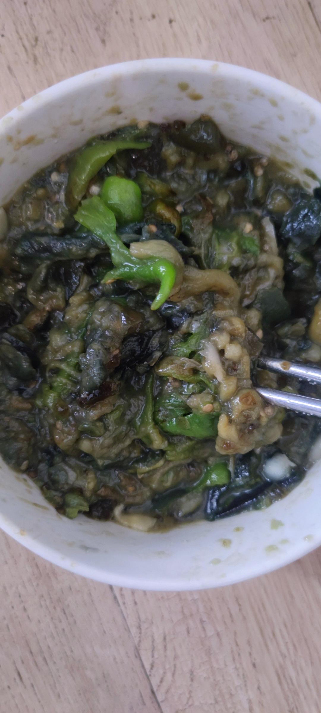 不要被它的外表吓到，吃一口会让你念念不忘辣椒擂皮蛋茄子