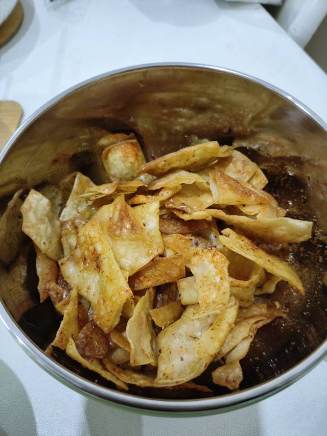 饺子皮新吃法，做成锅巴香酥可口