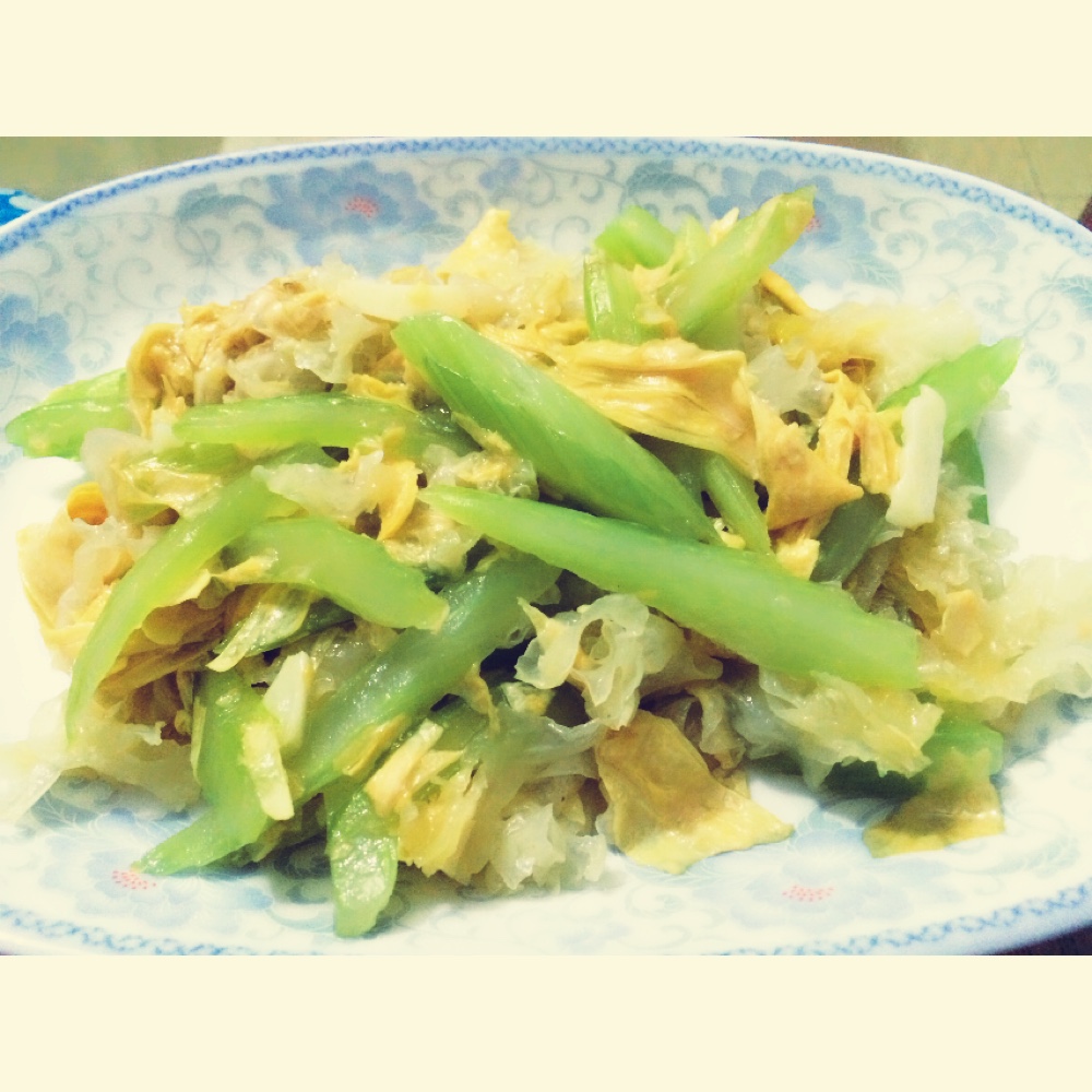 米猴儿爱美食做的银耳西芹炒腐竹