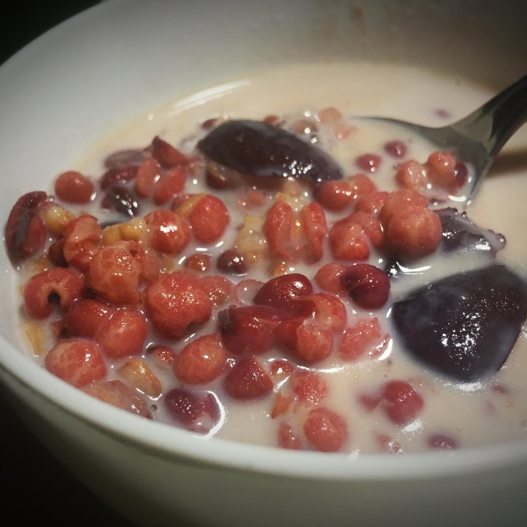 红枣红豆薏仁牛奶粥