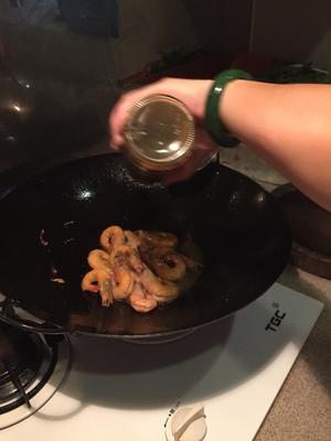 油爆海虾的做法 步骤7