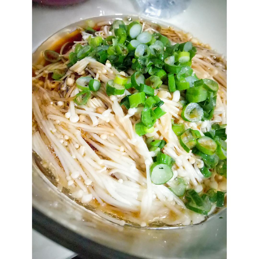 葱油金针菇——10分钟快手菜，你绝对不能错过的美味~