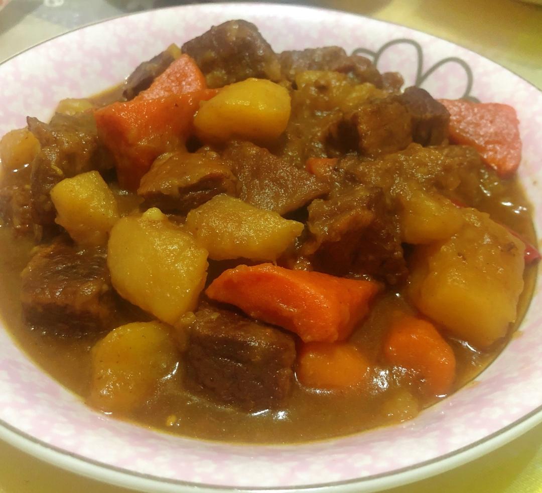 胡萝卜土豆～炖牛腩