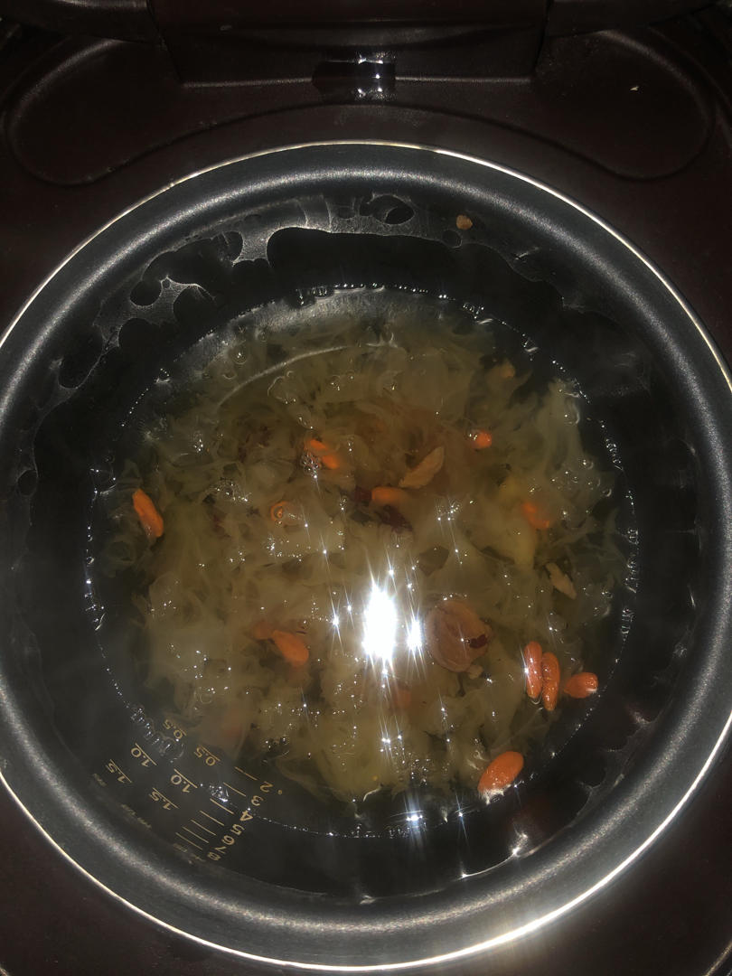 冰糖银耳红枣枸杞桂圆滋补汤