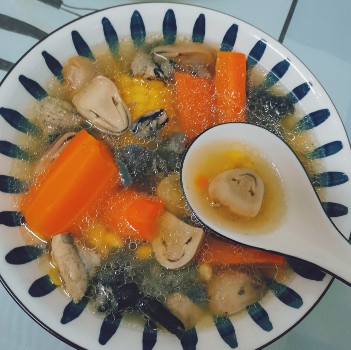 草菇玉米乌鸡汤的做法
