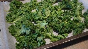 Kale Chips 羽衣甘蓝脆片-健康好吃的小零食的做法 步骤1