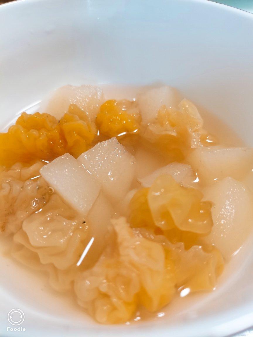 枸杞香梨金耳羹