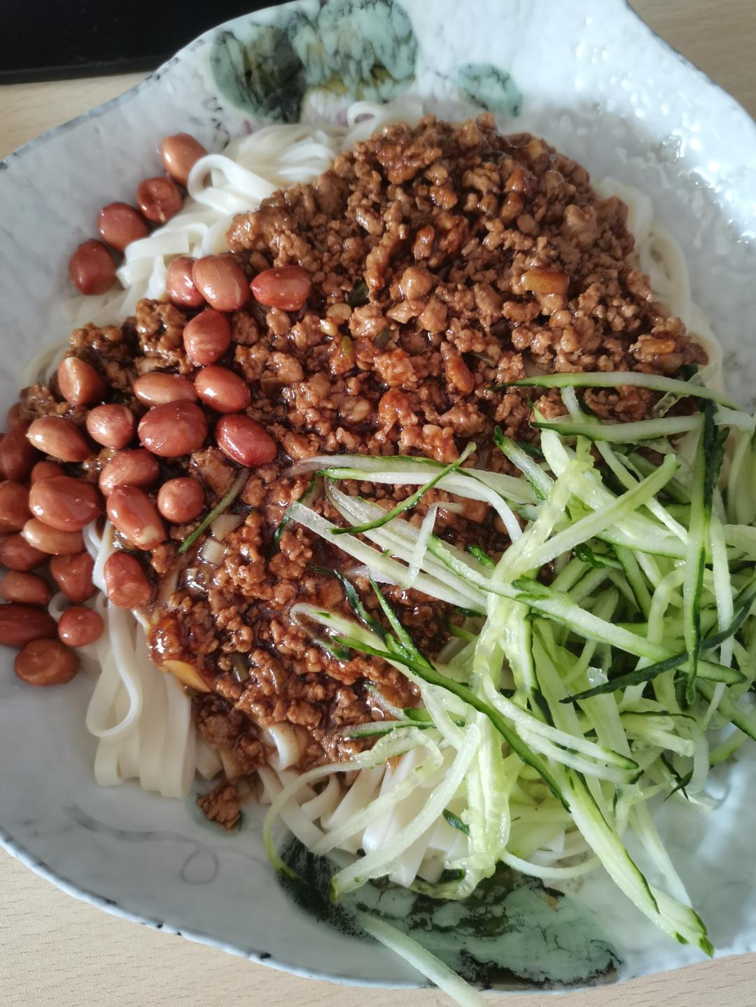 真想让你们尝尝这碗肉酱拌面🍜太香太香了