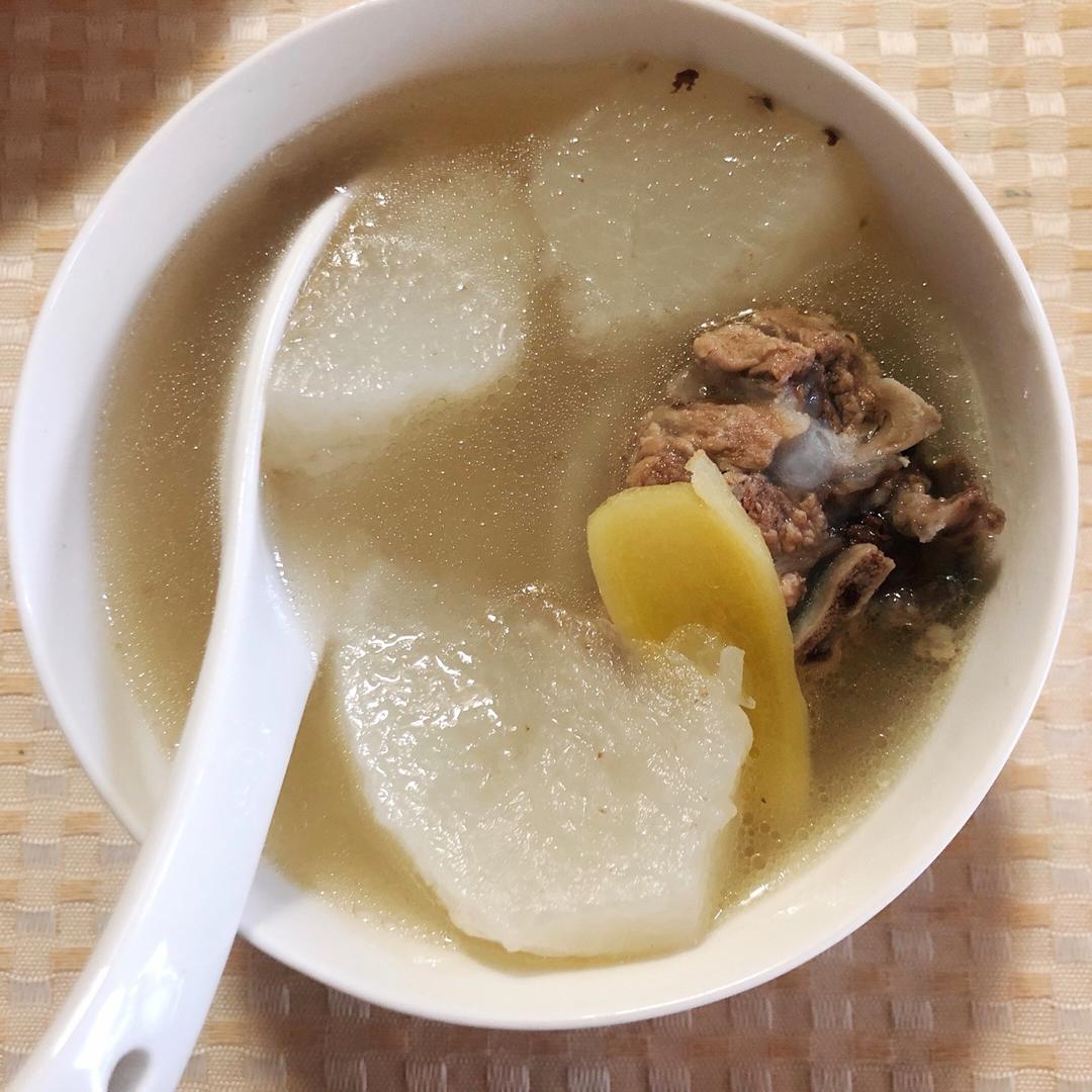 清淡解腻的「萝卜排骨汤」