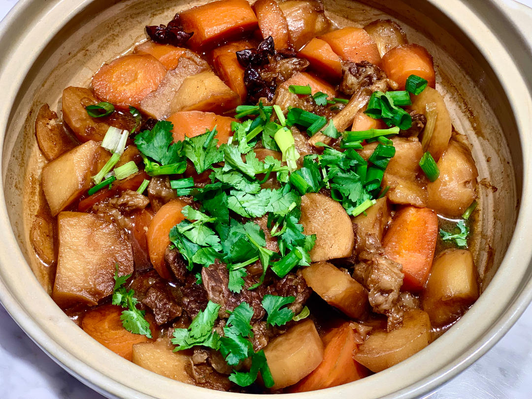 红烧牛腩炖土豆