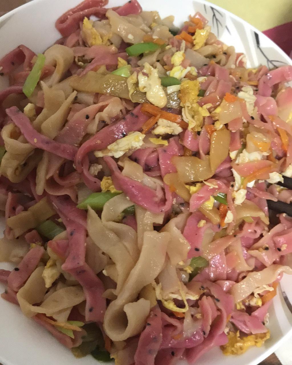 有颜值的手擀面
（红心火龙果手擀面）