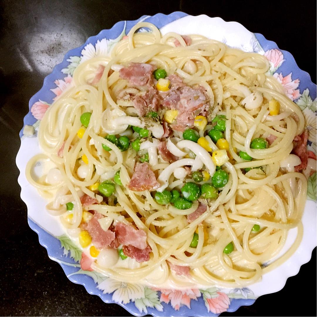 白蘑菇奶油培根意面