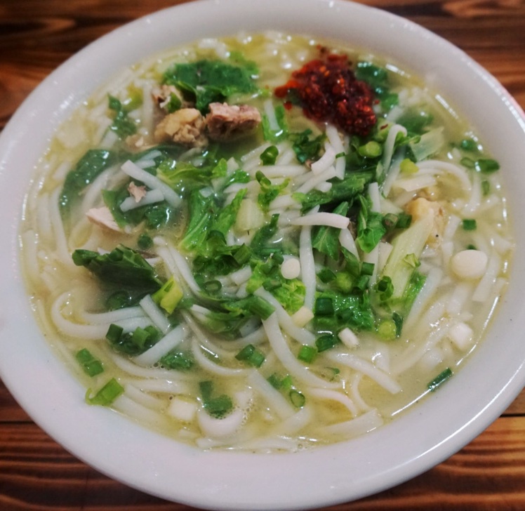 靴子熊猫做的旅途中的不期而遇早上逛菜市场,顺道吃的早餐:土鸡饵丝