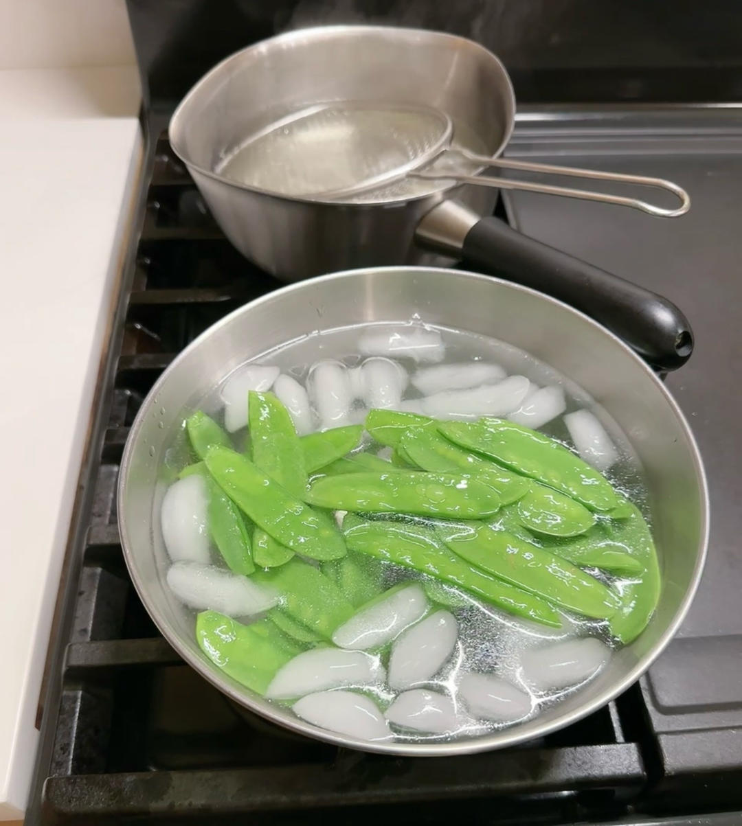 广式腊肉炒荷兰豆的做法 步骤5