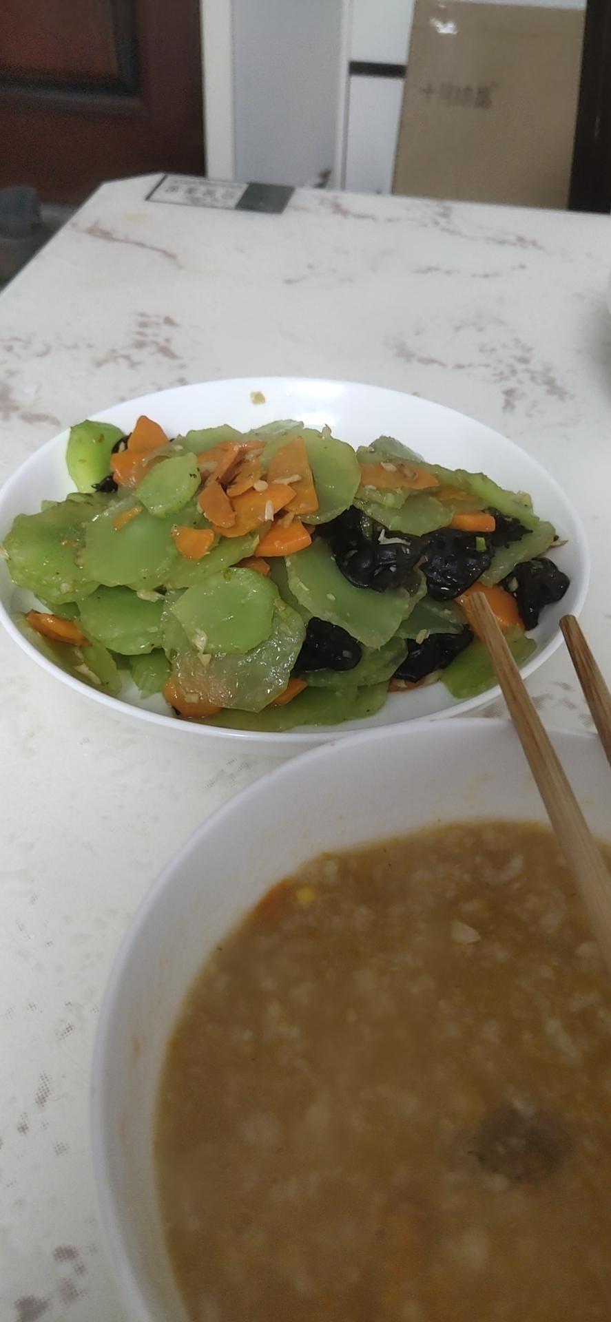 莴笋木耳炒胡萝卜