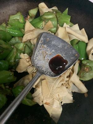 尖椒豆腐皮的做法 步骤13