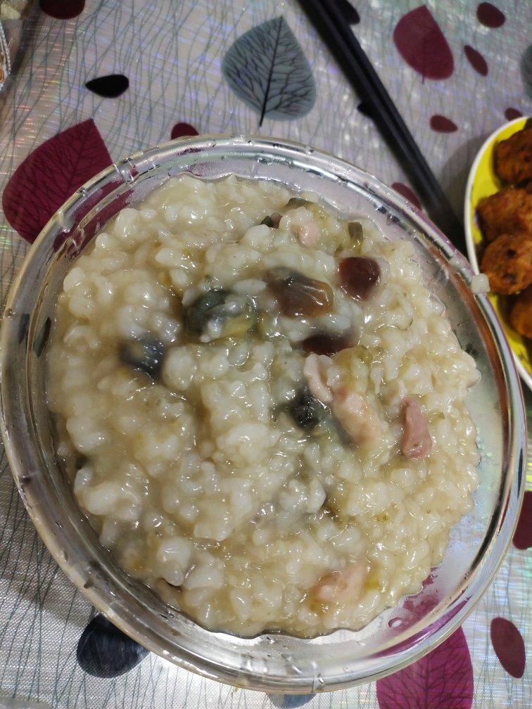 〈皮蛋瘦肉粥〉，好喝到不要不要的。欣小厨 😉