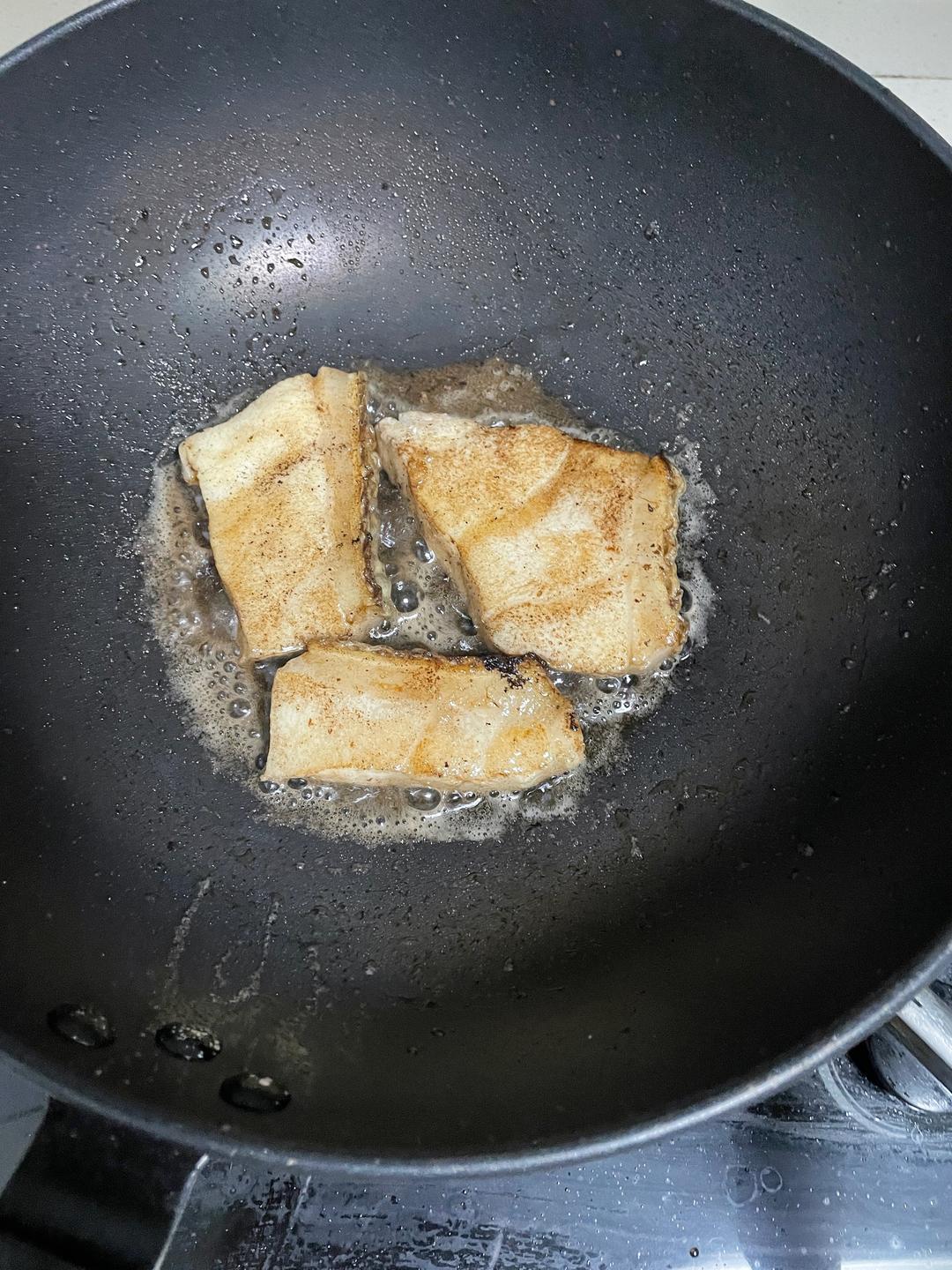 這個魚煎的過程中會出油慢慢煎好注意最好是不粘鍋下鍋煎至兩面金黃