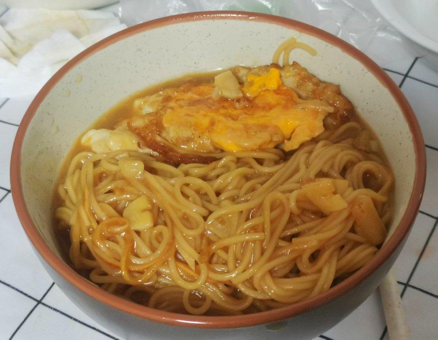 荷包蛋焖面