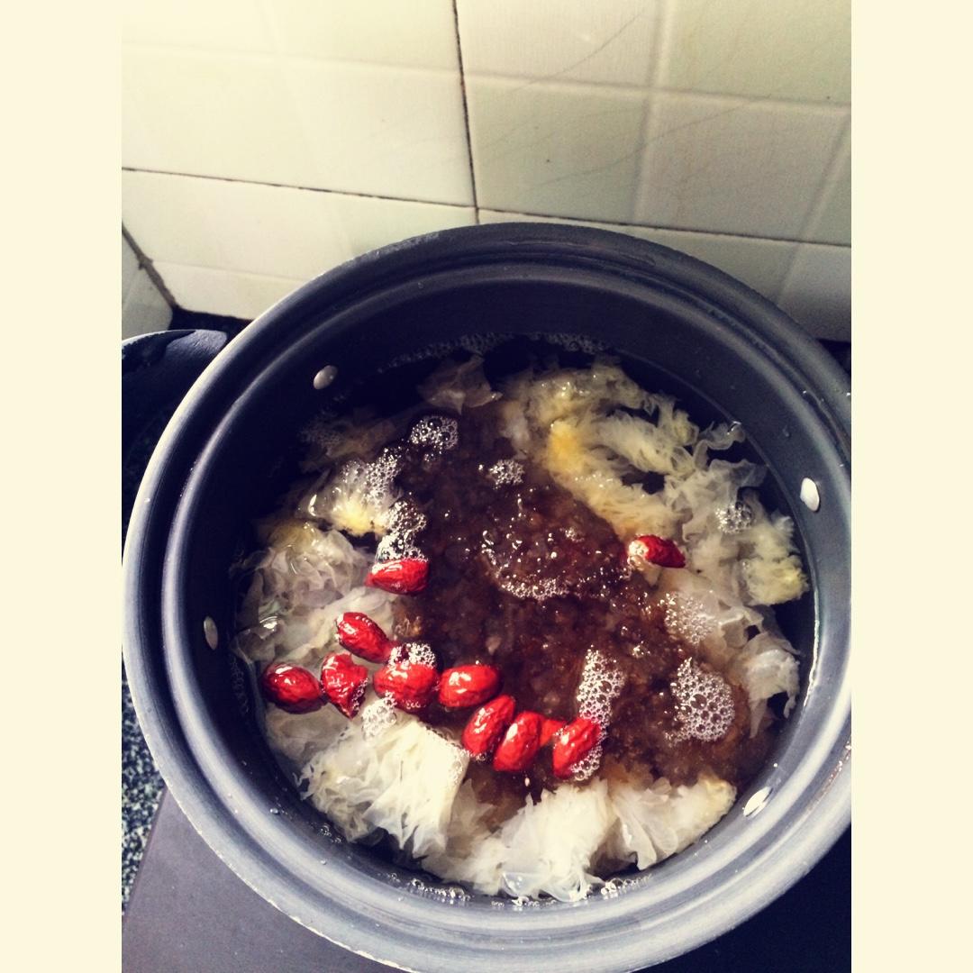 美容润肤 益气补血《桃胶皂角米百合银耳红枣羹》