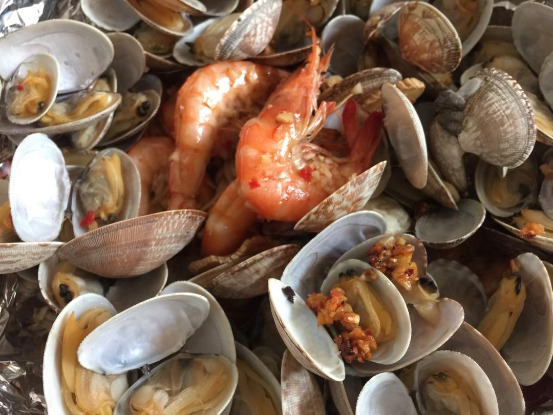 蒜蓉金针菇烤花蛤虾