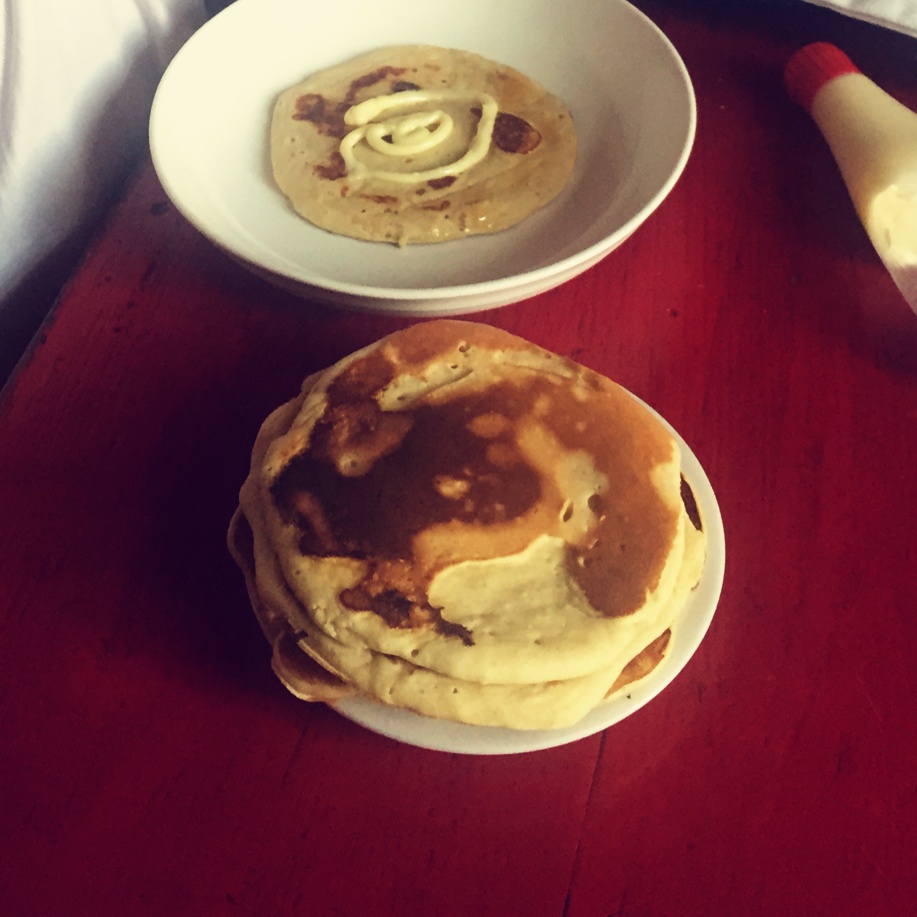 【酸奶松饼yogurt pancake】，搭上黑莓果酱和枫糖的美味。