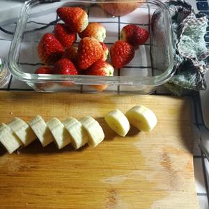 草莓香蕉圣诞老人🎅的做法 步骤1