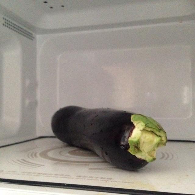 微波炉做出街头烧烤风的茄子的做法 步骤1