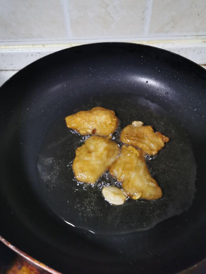 香煎两条快乐巴沙鱼柳