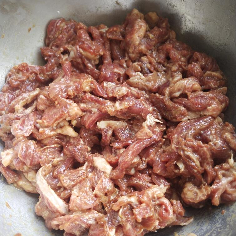 辣炒嫩牛肉！豬肉也可以用此方法炒的做法 步驟1