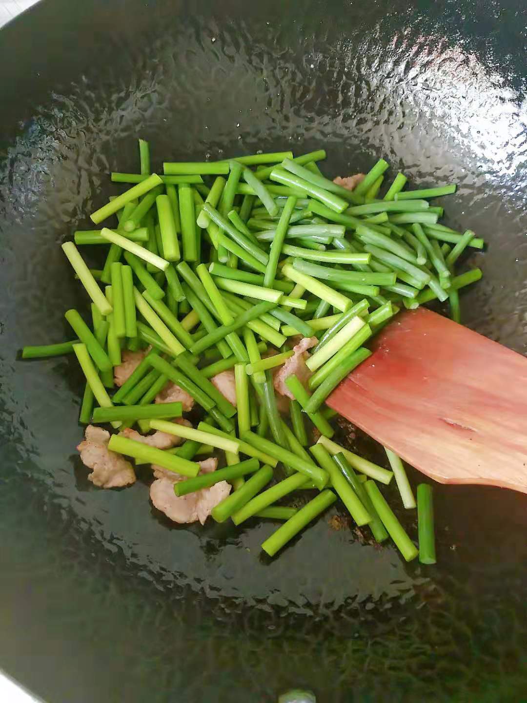 快手好吃的下饭菜蒜苔炒肉的做法 步骤3