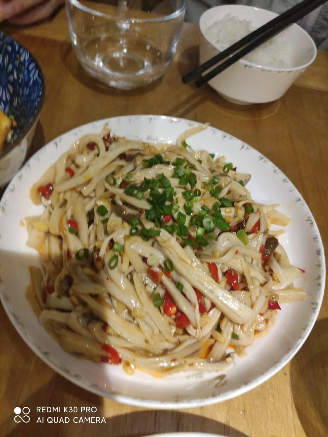 比肉还好吃的【手撕凉拌杏鲍菇】，上桌扫光光