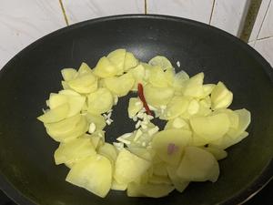 香喷喷的洋葱土豆片的做法 步骤6