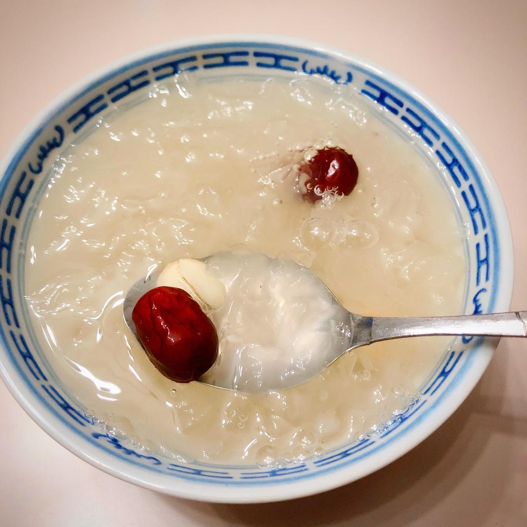 冰糖银耳红枣汤