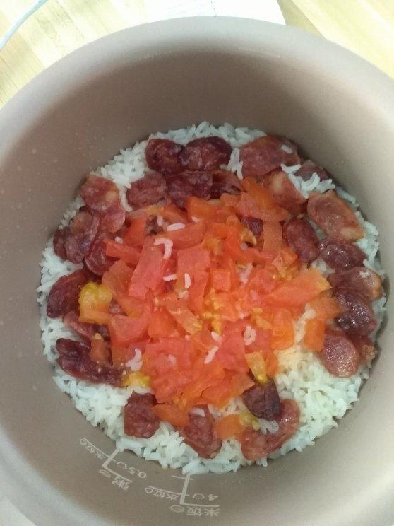 超快手的电饭锅腊肠焖饭
