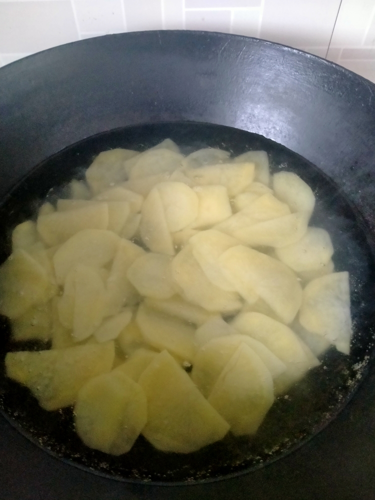 土豆片炒火腿肠的做法 步骤2
