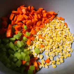 莴笋玉米红萝卜炒鸡腿丁的做法 步骤1