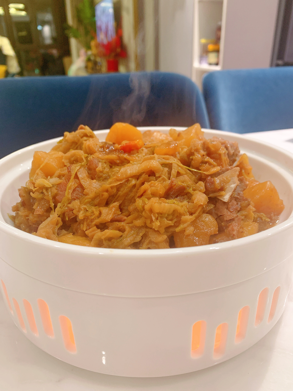 猪骨头烩酸菜(内蒙古巴彦淖尔特色菜)