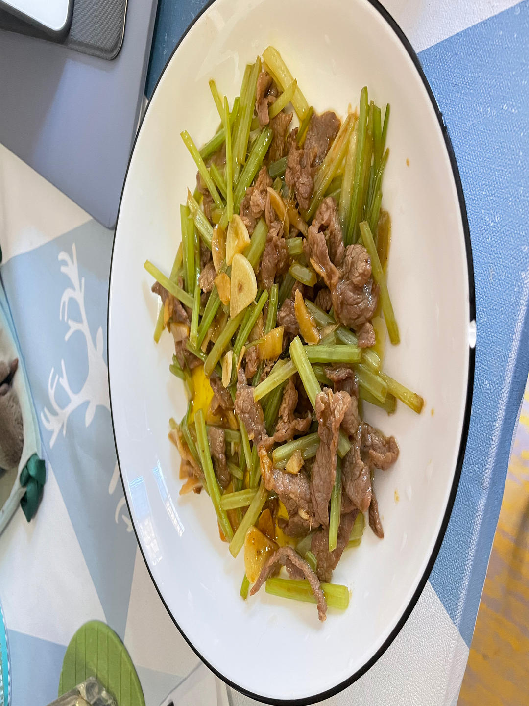 牛肉炒芹菜(不老不柴嫩滑多汁)